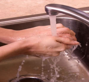 Lavarse las manos luego de tocar lugares que pudieran estar expuestos al virus en un acto de prevención correcto.