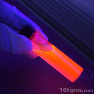 Sustancia radiactiva de color naranja