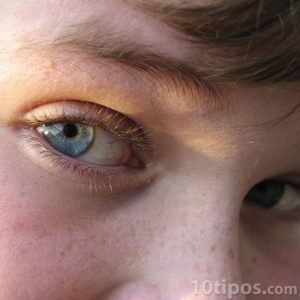 Ojos de un niño observando