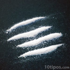 Lineas de cocaína sobre mesa