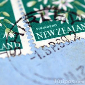 Timbres postales con sello de correo