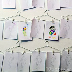 Dibujos colgados en ganchos de ropa