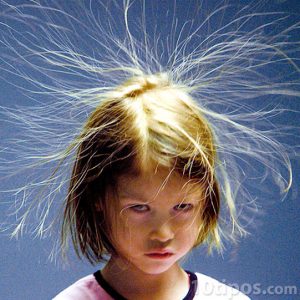 Niña con cabello electrificado