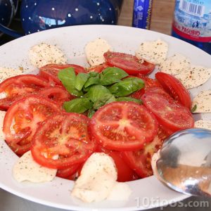 Ensalada con tomates y queso mozuela