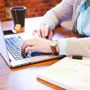 Mujer trabajando frente a su computadora