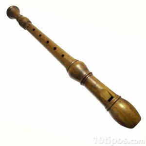 Flauta tallada en madera