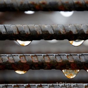 Barillas de acero con gotas de lluvia