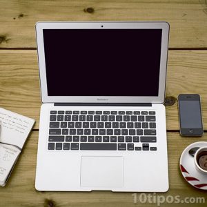 Mesa de trabajo con computadora tipo laptop