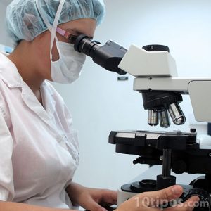 Mujer observando por un microscopio