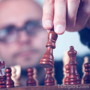 Hombre jugado ajedrez