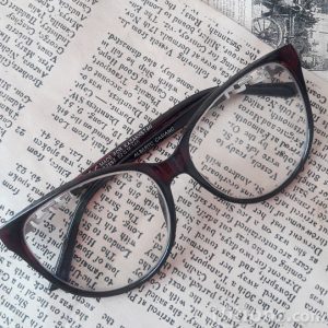 Koyu renkli okuma gözlükleri