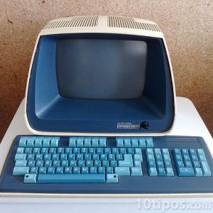 Eski beyaz bilgisayar